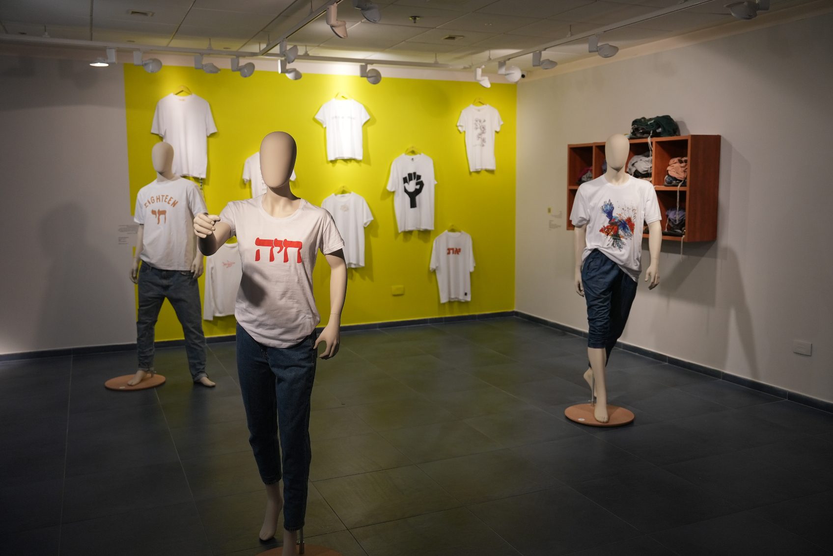 קו התפר, אוסף חולצות טישירט באוצרות לירז כהן מרדכי. צילומים: מייק אדרי