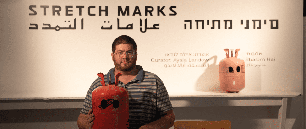 שלום חי בתערוכה סימני מתיחה, גלריה ברבור. צילום: בן שיר