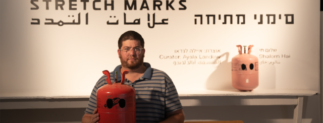 שלום חי בתערוכה סימני מתיחה, גלריה ברבור. צילום: בן שיר