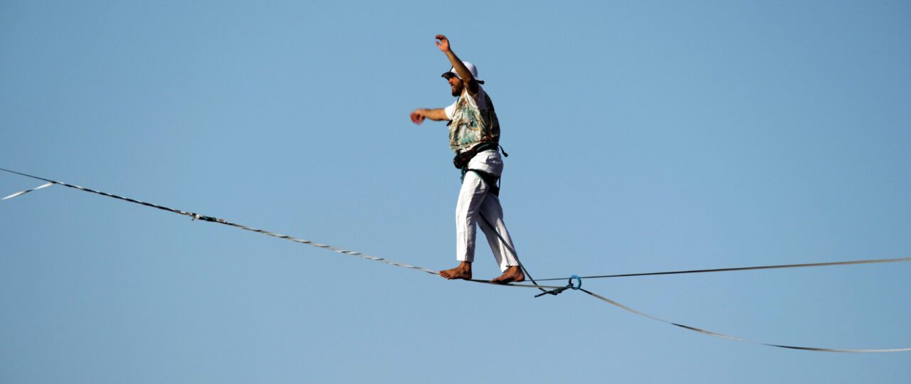על חבל דק. צילום: נעם שוג׳נובסקי