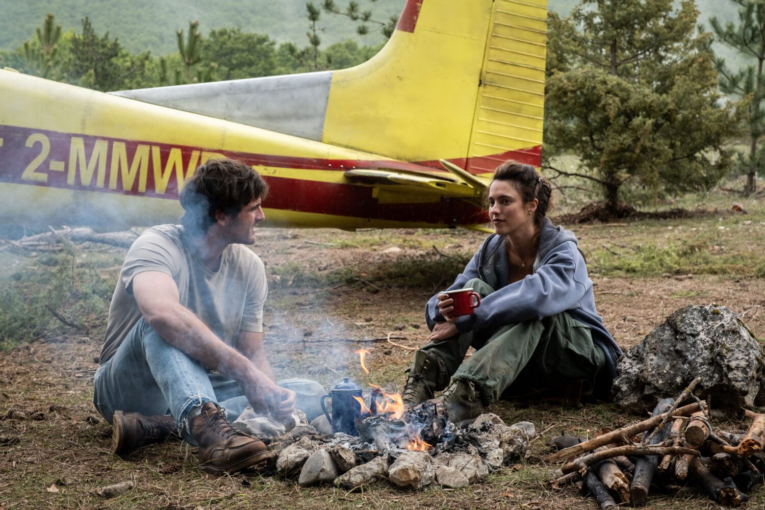 (L-R) Jacob Elordi as Hig and Margaret Qualley as Cima in 20th Century Studios' THE DOG STARS. Photo by Fabio Lovino. © 2026 20th Century Studios. All Rights Reserved.