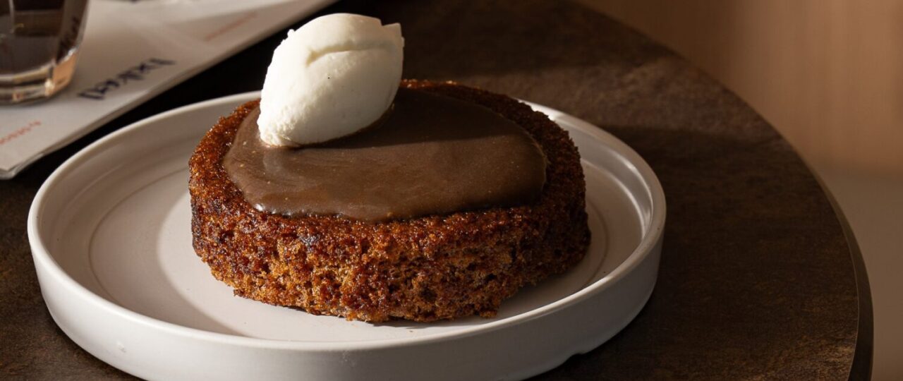 סטיקי דייט פודינג ברוטב קרמל מלוח, בייקרי BAKED. צילומים: אנטולי מיכאלו