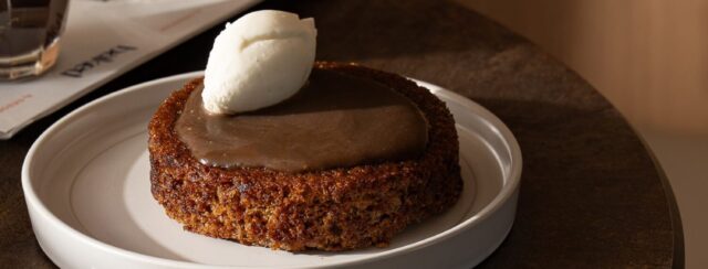 סטיקי דייט פודינג ברוטב קרמל מלוח, בייקרי BAKED. צילומים: אנטולי מיכאלו