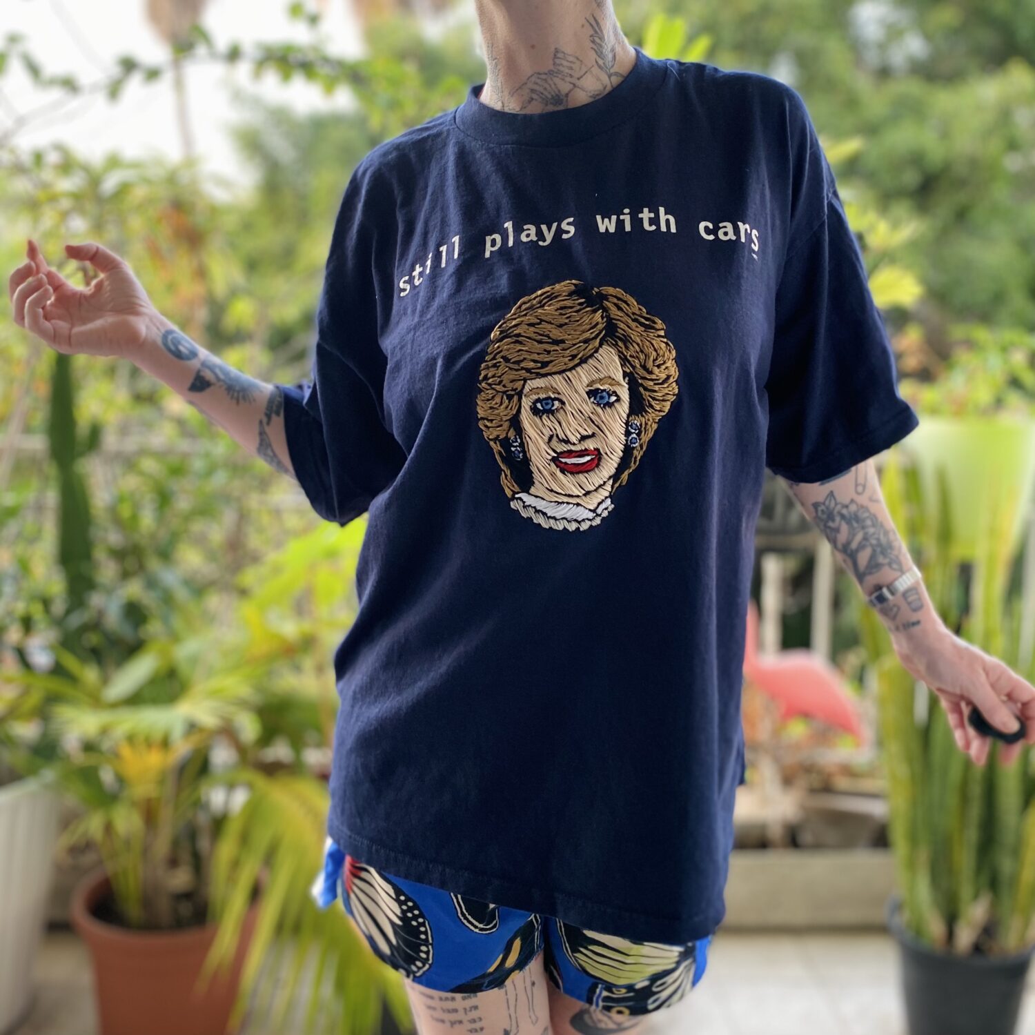 חולצה רקומה באיור של הנסיכה דיאנה