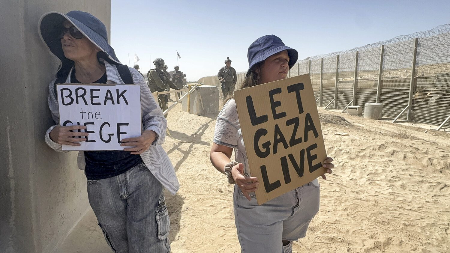 פעילות מפגינות מחוץ לאיזור הצבאי הסגור_מעבר כיסופים_3 באוקטובר 2025.jpg