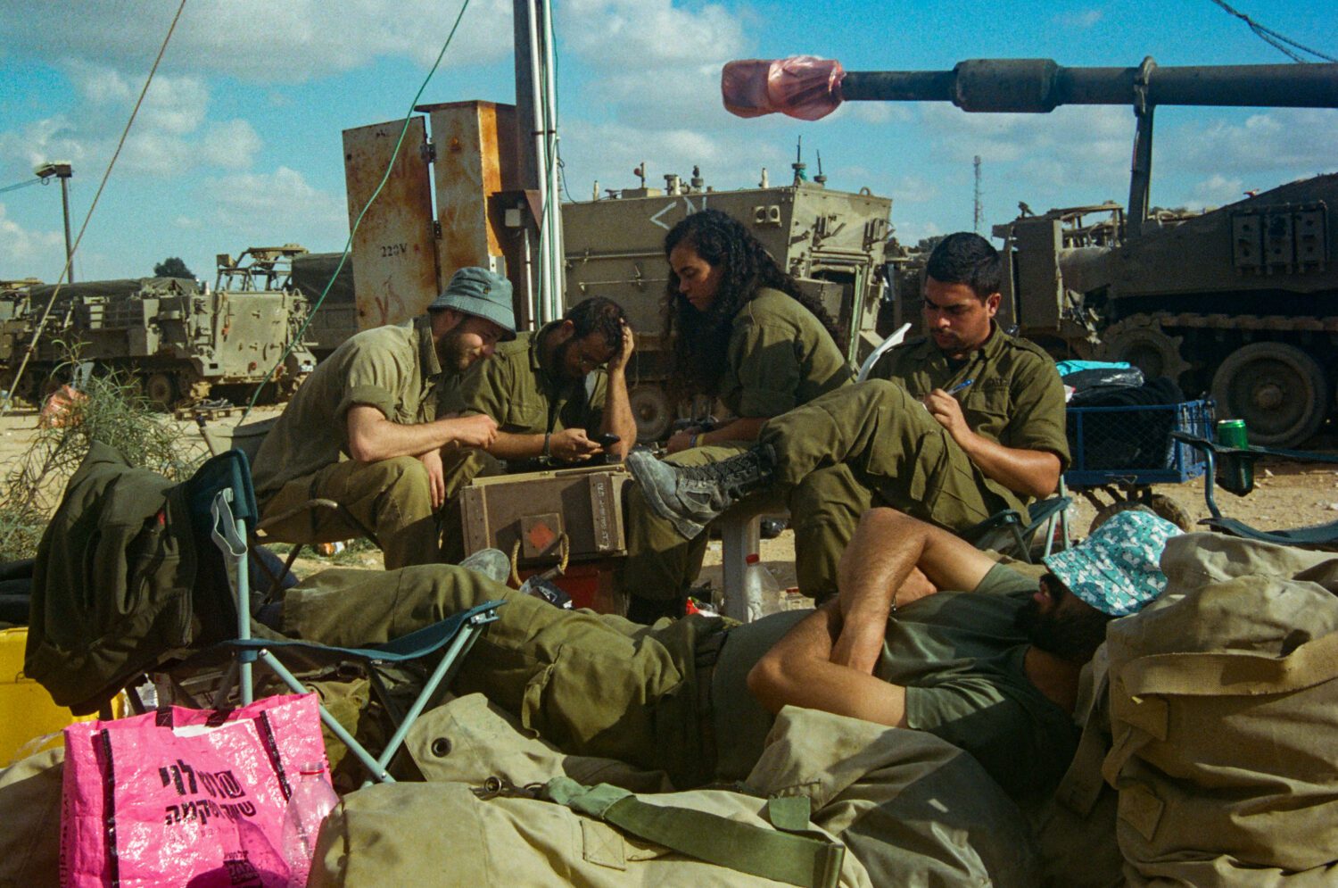 חיילים ביום שחרור ממילואים בצאלים, 2024