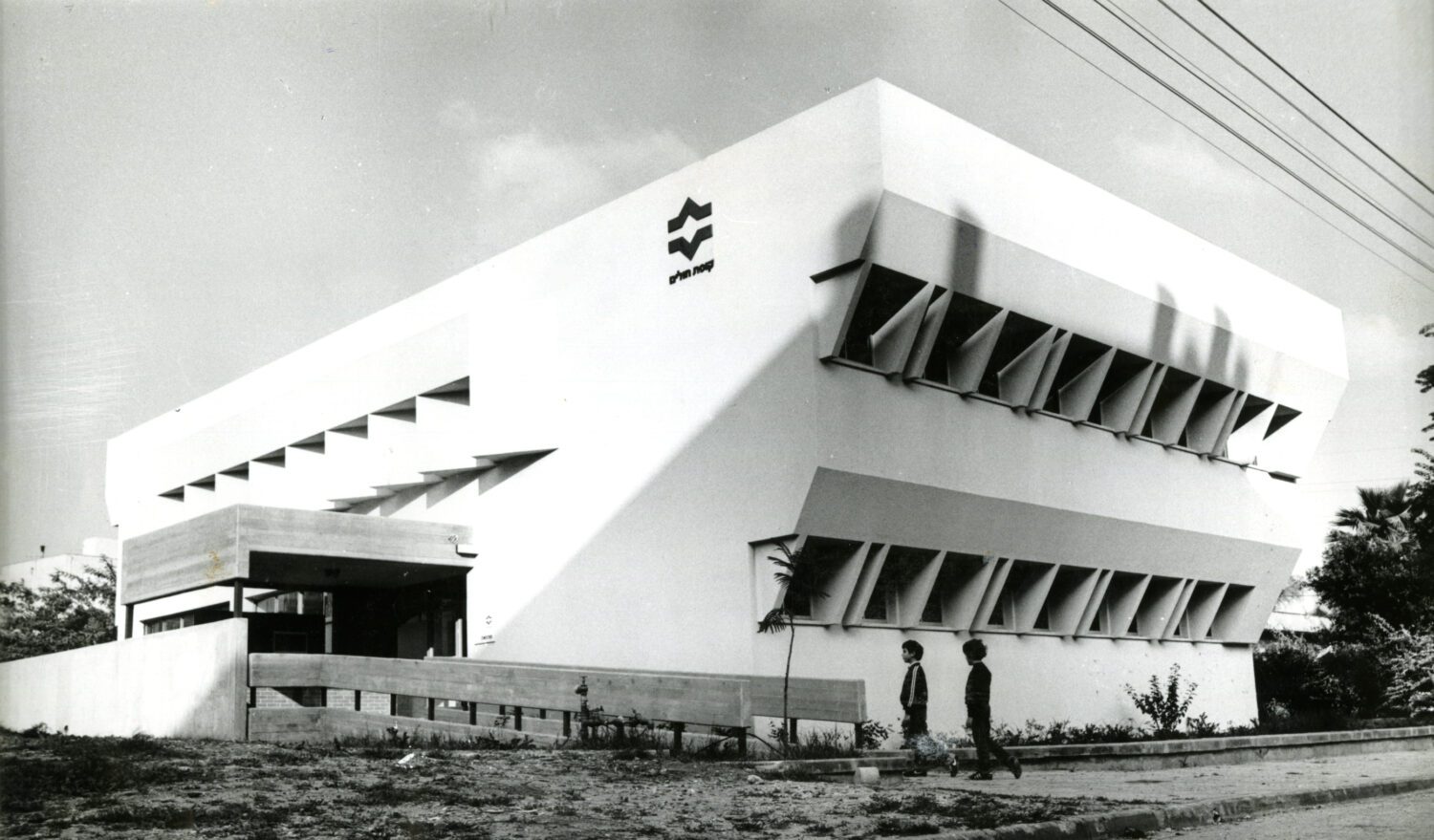 סמל קופת חולים על מרפאת בבלי בתל־אביב. צילום: אסף שילה / Israel Sun Ltd, אוסף היודאיקה, אוניברסיטת הרווארד