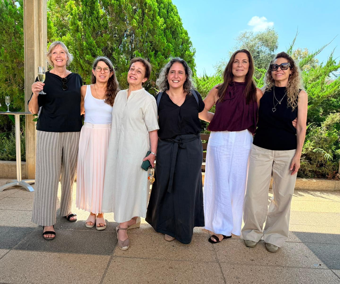 מימין לשמאל: מיכל שפירא, מיכל קרסני, נגה חדד, אנריאטה אליעזר ברונר, גל שחר, מיכאלה (קיילה) תלמי. צילום: טל איז׳ק