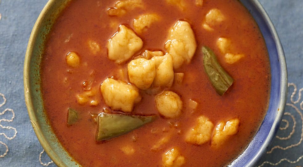 מרק עגבניות עם קרעי בצק (קְטַע) של שושנה כהן־לברן, מתוך הספר ״יא אמנא״ צילום: יסמין ואריה