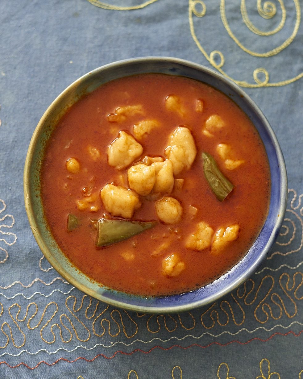 מרק עגבניות עם קרעי בצק (קְטַע) של שושנה כהן־לברן, מתוך הספר ״יא אמנא״ צילום: יסמין ואריה