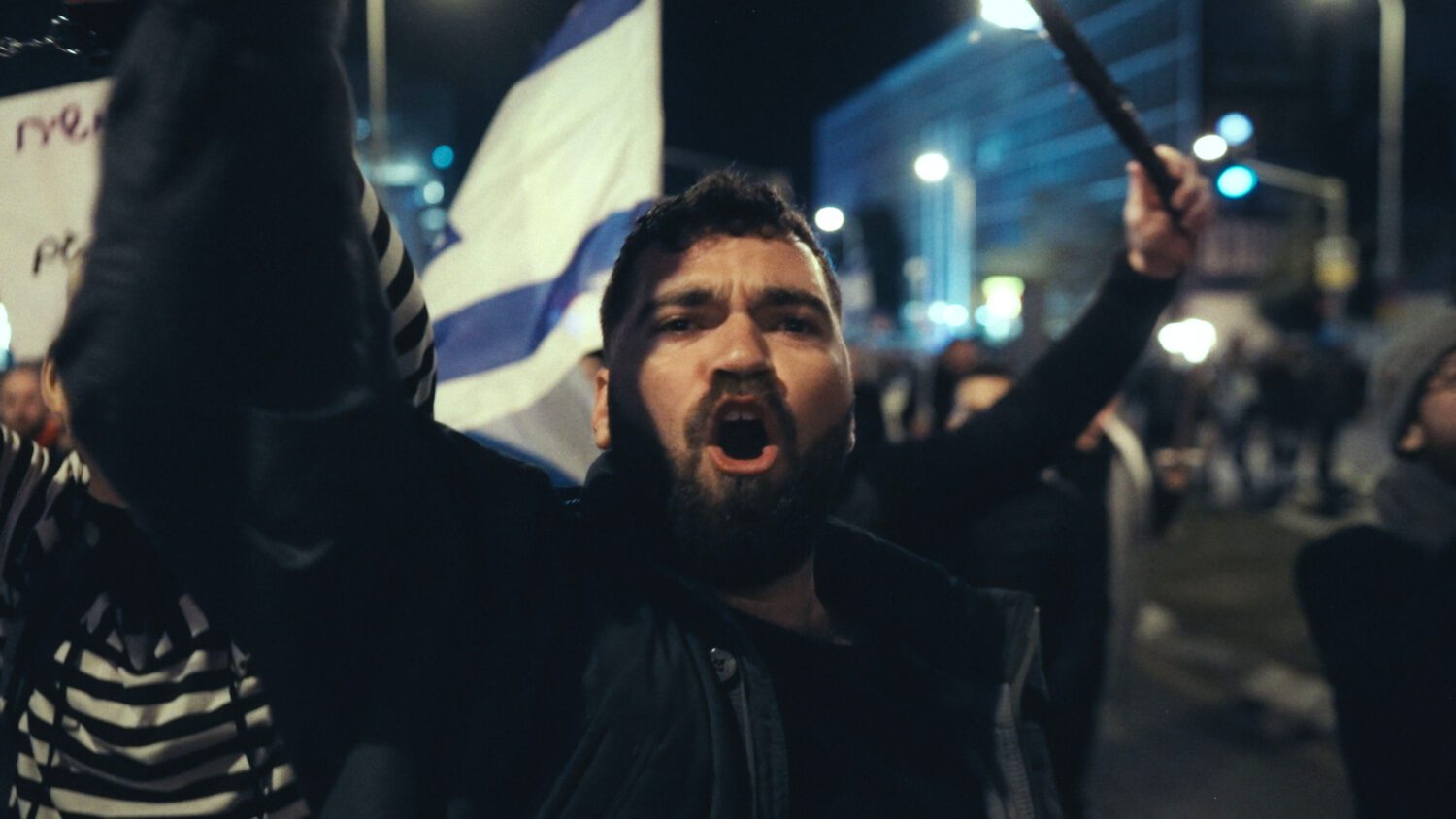 מפגין בקפלן כנגד המהפכה המשפטית. צילום: אסף שפיר